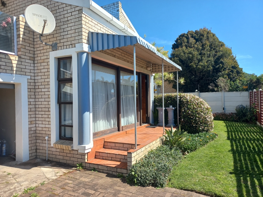 To Let 3 Bedroom Property for Rent in Wavecrest Eastern Cape